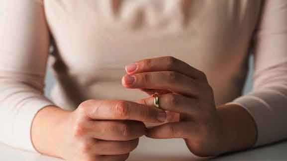 درخواست طلاق توسط زن به علت جلوگیری از آغاز زندگی زناشویی چگونه است؟